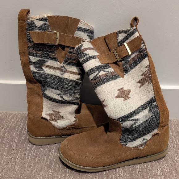 Sanuk Aztec Print Fleece Lined Calf Height Boots - Picture 3 of 7